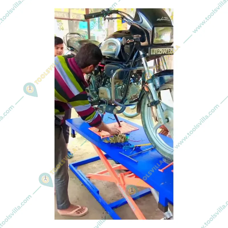 Heavy Duty 500 Kg Lifting Capacity Foot Operated Two Wheeler Lift 